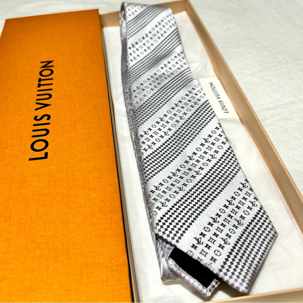 🎁LV HOLIDAY 26’🎁🔥🆕💯ICONIC AUTHN LOUIS VUITTON LAV MONOGRAM PARTY MOTIF TIE🔥VBRNT